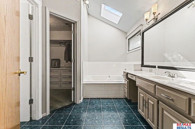 1022 Sherwood Lane, Papillion, NE 68046