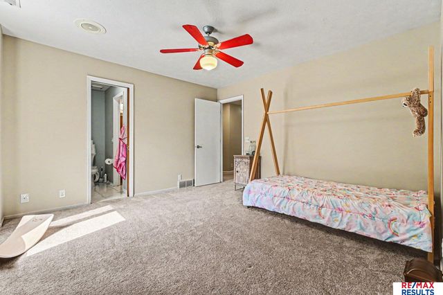 1022 Sherwood Lane, Papillion, NE 68046