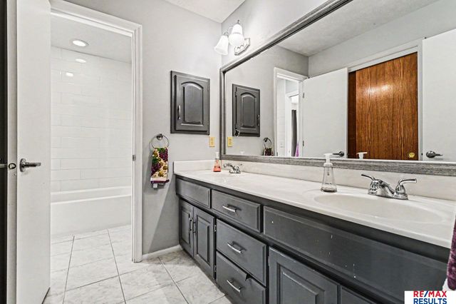 1022 Sherwood Lane, Papillion, NE 68046
