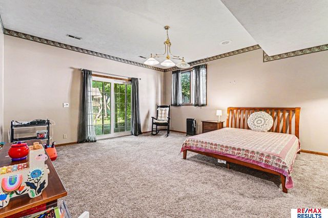 1022 Sherwood Lane, Papillion, NE 68046