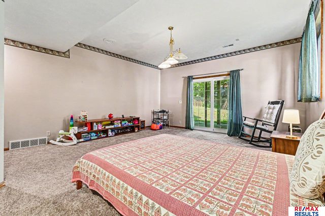 1022 Sherwood Lane, Papillion, NE 68046