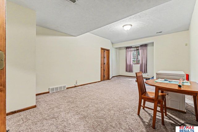 1022 Sherwood Lane, Papillion, NE 68046