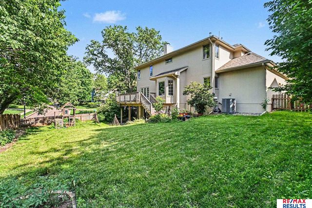 1022 Sherwood Lane, Papillion, NE 68046