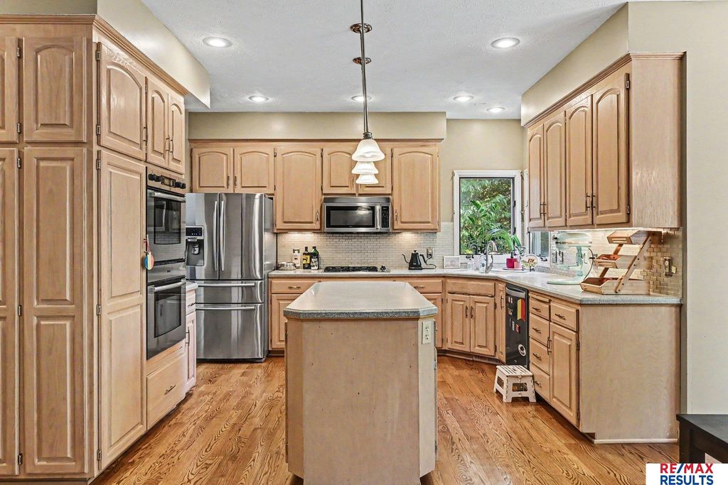 1022 Sherwood Lane, Papillion, NE 68046