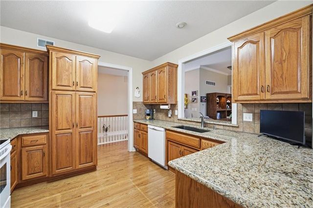 812 SW Nautica Court, Lee's Summit, MO 64082