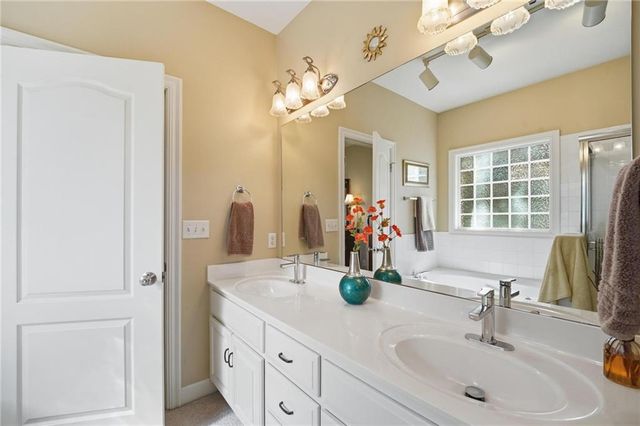 812 SW Nautica Court, Lee's Summit, MO 64082