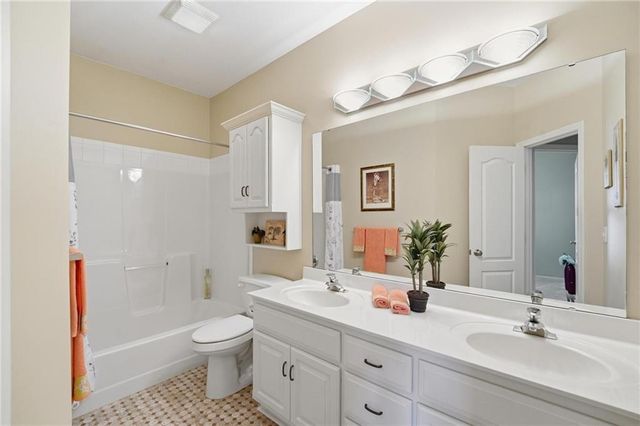 812 SW Nautica Court, Lee's Summit, MO 64082
