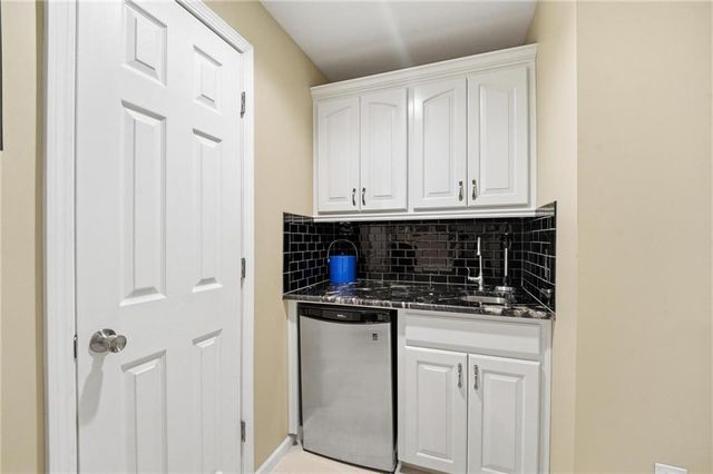 812 SW Nautica Court, Lee's Summit, MO 64082