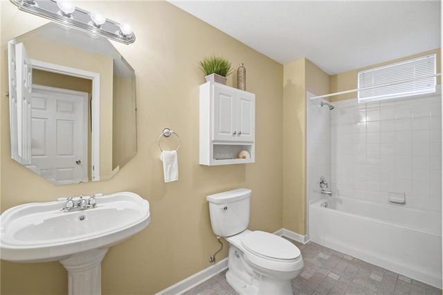 812 SW Nautica Court, Lee's Summit, MO 64082
