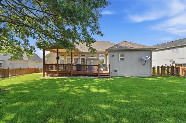 812 SW Nautica Court, Lee's Summit, MO 64082