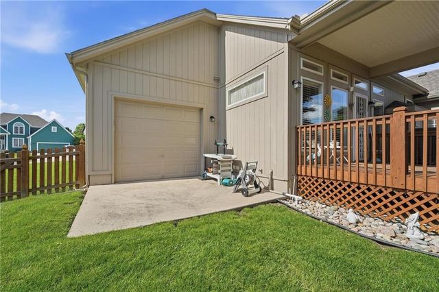 812 SW Nautica Court, Lee's Summit, MO 64082