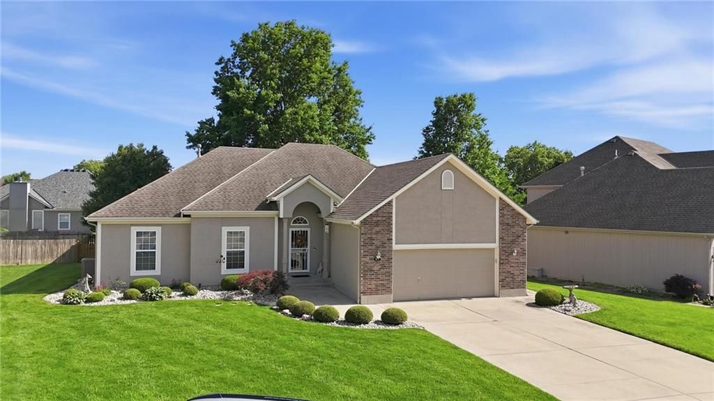 812 SW Nautica Court, Lee's Summit, MO 64082