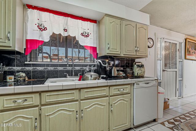 10557 WARREN Street, El Paso, TX 79924
