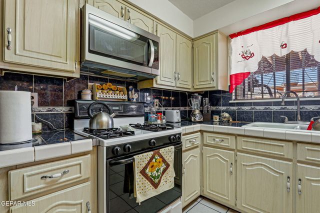 10557 WARREN Street, El Paso, TX 79924