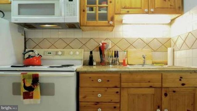 128 PEMBERTON ST, Philadelphia, PA 19147