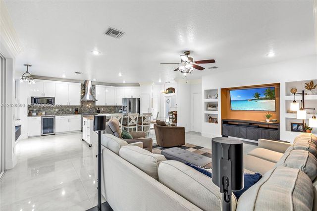 10214 NW 54th Pl, Coral Springs, FL 33076
