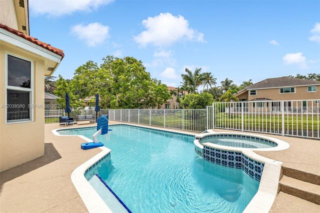 10214 NW 54th Pl, Coral Springs, FL 33076