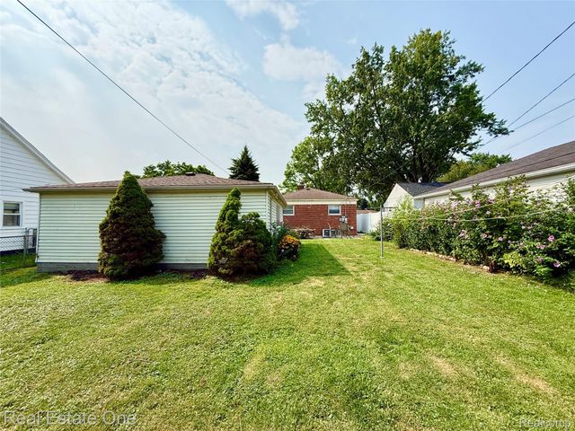 22339 Lanse Street, St. Clair Shores, MI 48081