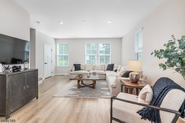 6 Saw Mill Cir, Hackettstown Town, NJ 07840