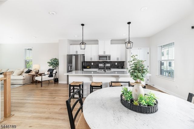 6 Saw Mill Cir, Hackettstown Town, NJ 07840