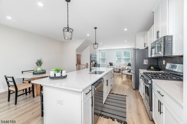 6 Saw Mill Cir, Hackettstown Town, NJ 07840