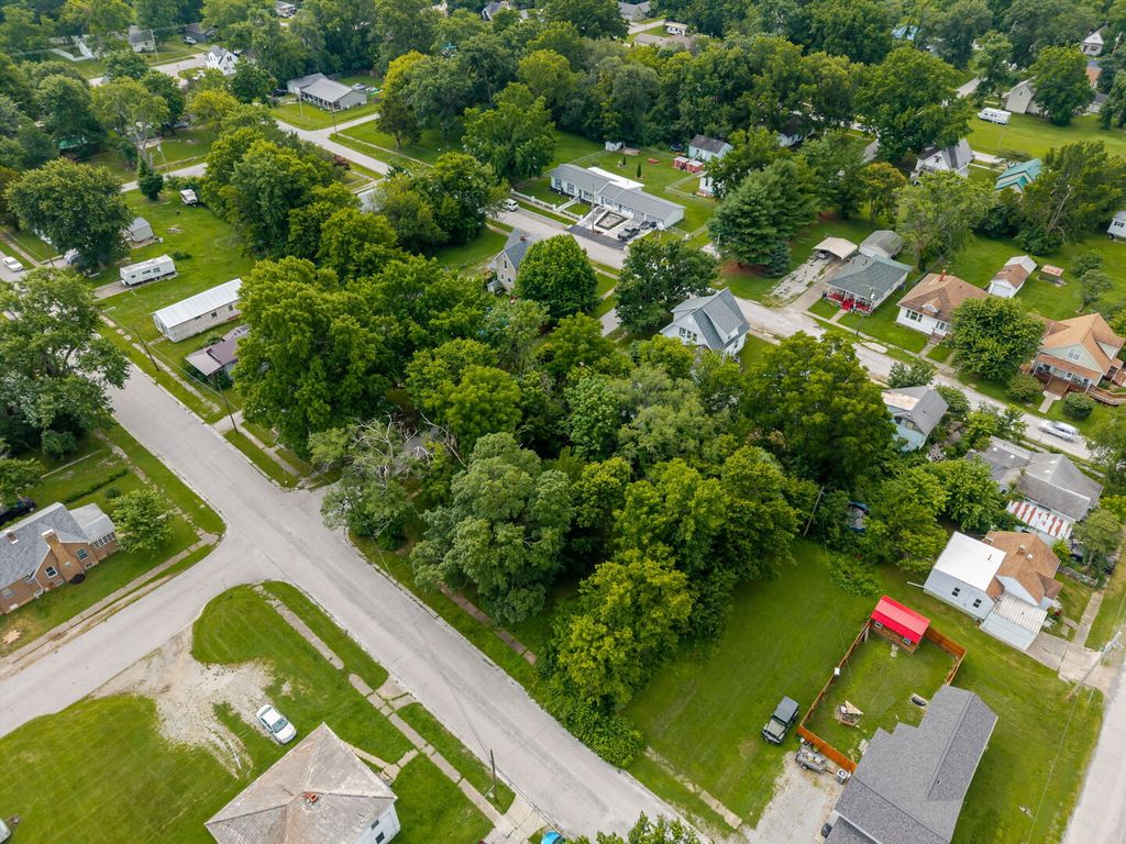 Image 1 of property listing at 307 E Church Street, Salem, IL 62881
