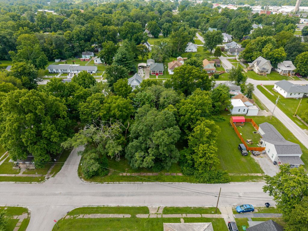 Image 2 of property listing at 307 E Church Street, Salem, IL 62881