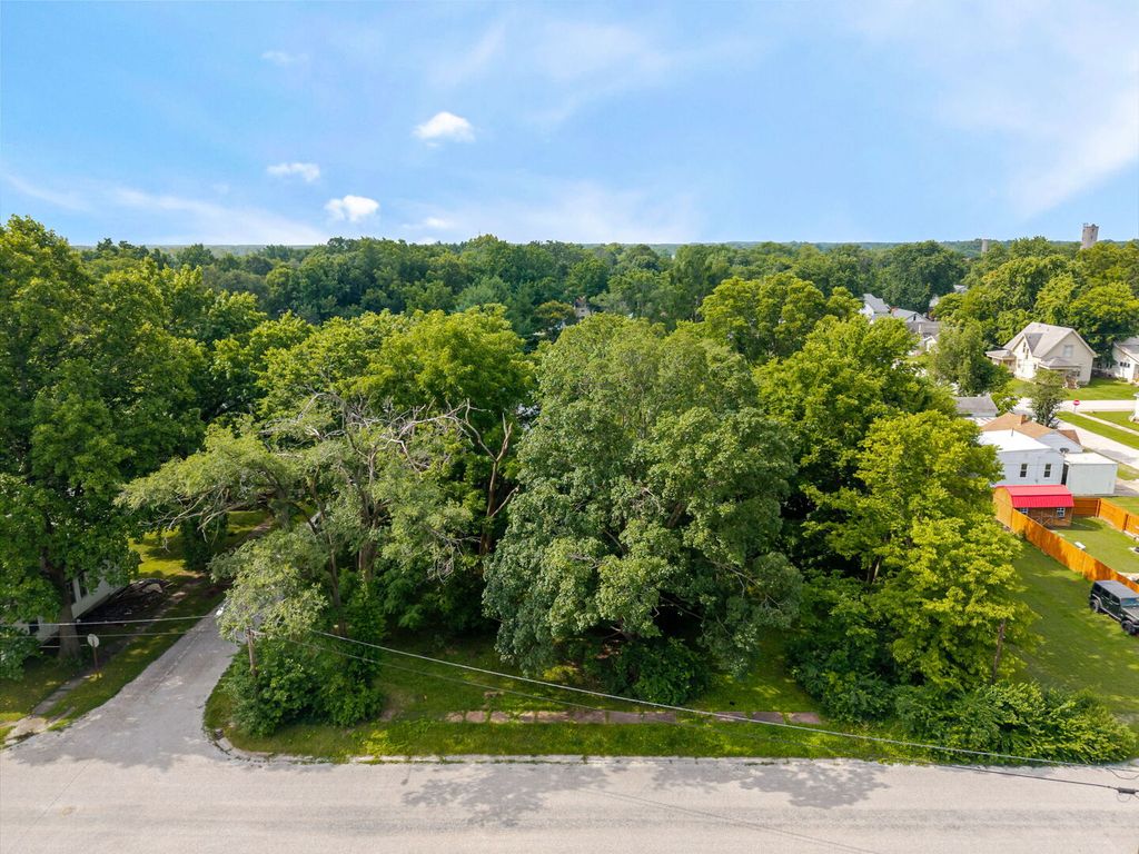 Image 3 of property listing at 307 E Church Street, Salem, IL 62881