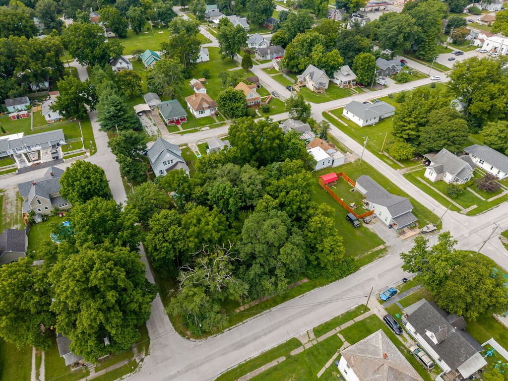 Image 4 of property listing at 307 E Church Street, Salem, IL 62881