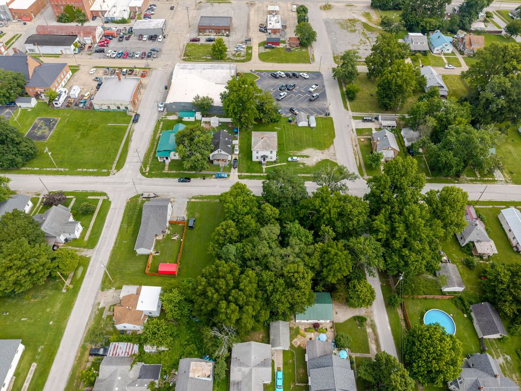 Image 6 of property listing at 307 E Church Street, Salem, IL 62881