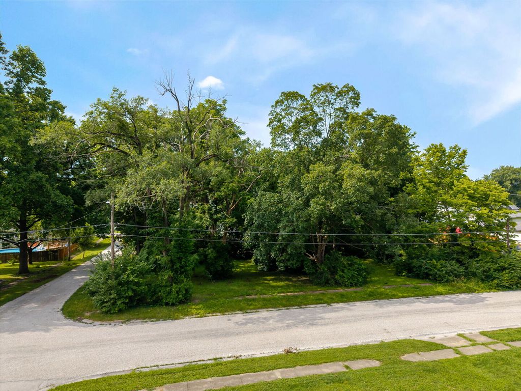 Image 7 of property listing at 307 E Church Street, Salem, IL 62881