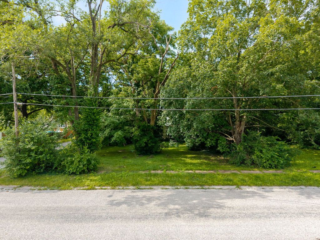 Image 8 of property listing at 307 E Church Street, Salem, IL 62881