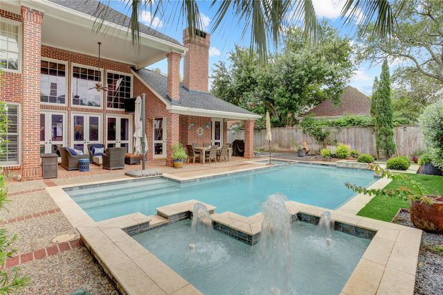 62 Pipers Walk, Sugar Land, TX 77479