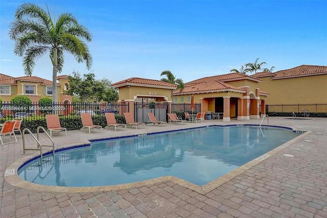 10679 SW 6th St 902, Pembroke Pines, FL 33025