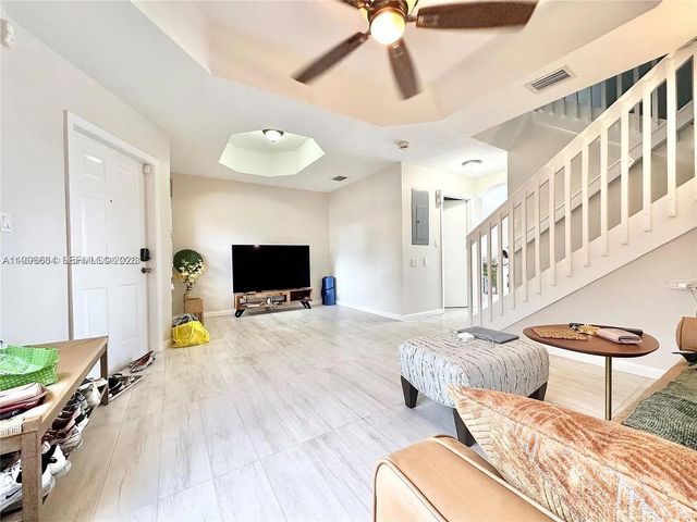 10679 SW 6th St 902, Pembroke Pines, FL 33025