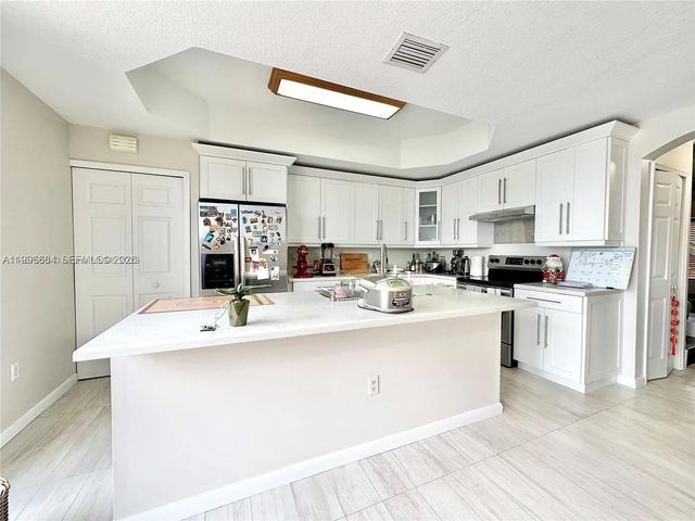 10679 SW 6th St 902, Pembroke Pines, FL 33025