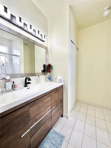 10679 SW 6th St 902, Pembroke Pines, FL 33025