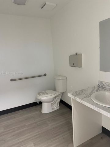 2856 E Oakland Park Blvd, Fort Lauderdale, FL 33306