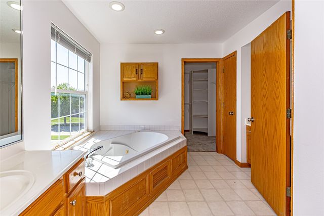 2008 Fox Trail Drive NE, Cedar Rapids, IA 52402
