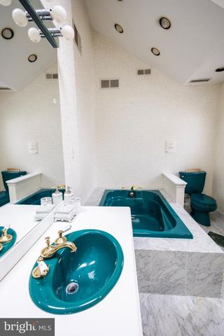 24 ROSE APPLE RD, Levittown, PA 19056