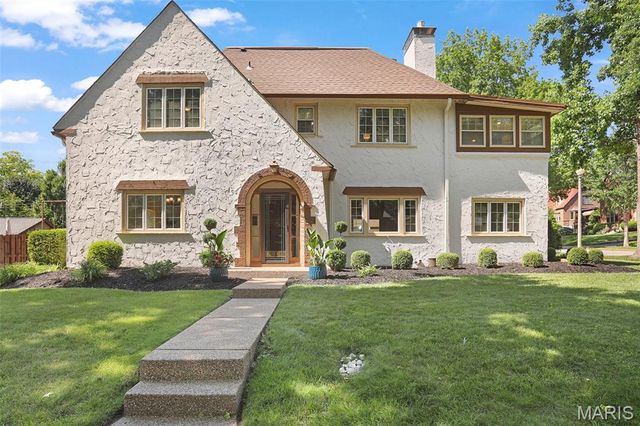7401 Oxford Drive, St Louis, MO 63105
