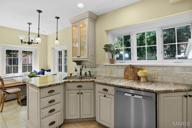 7401 Oxford Drive, St Louis, MO 63105