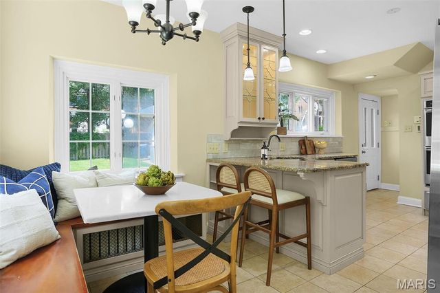 7401 Oxford Drive, St Louis, MO 63105