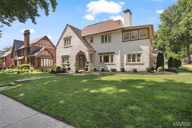 7401 Oxford Drive, St Louis, MO 63105