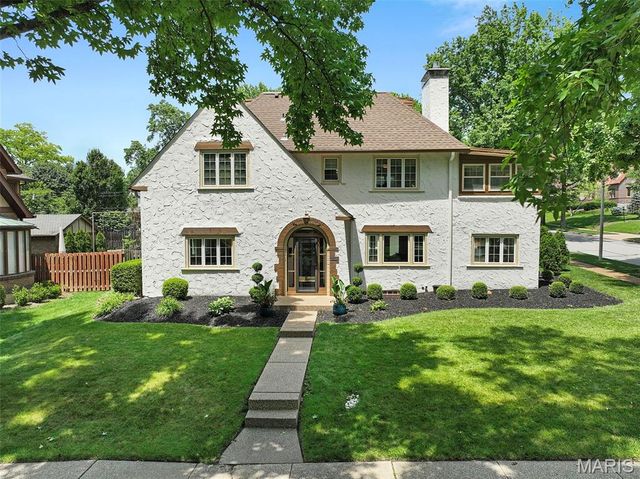 7401 Oxford Drive, St Louis, MO 63105