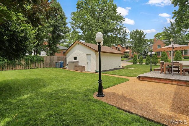 7401 Oxford Drive, St Louis, MO 63105