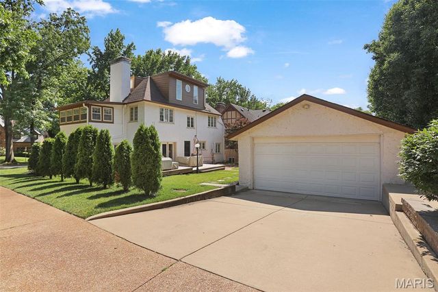7401 Oxford Drive, St Louis, MO 63105