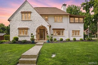 7401 Oxford Drive, St Louis, MO 63105