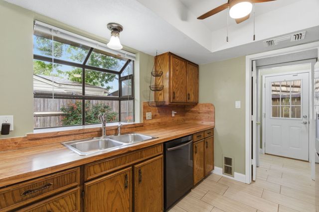 633 Hunters Glen Street, Lewisville, TX 75067