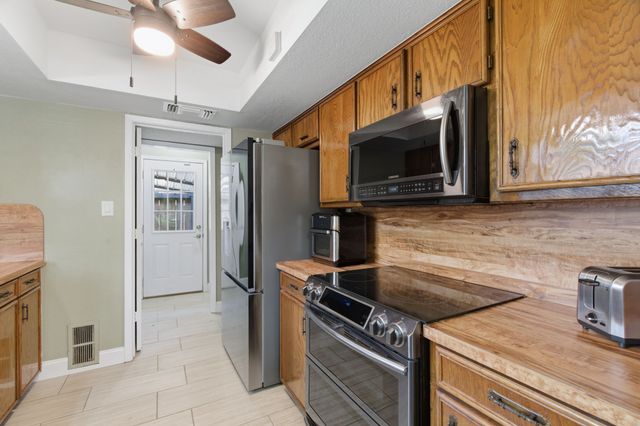 633 Hunters Glen Street, Lewisville, TX 75067